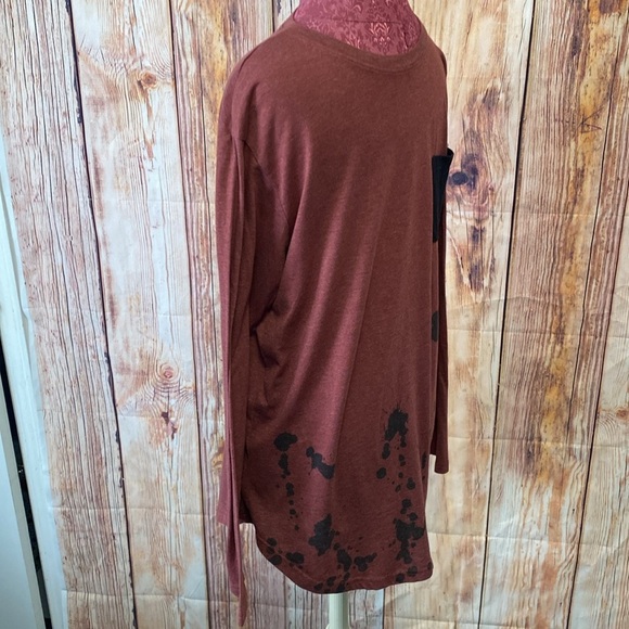 Men’s‎ Libertador Tee Shirt Size Large Longer Length Maroon Black with Pocket - Picture 6 of 8